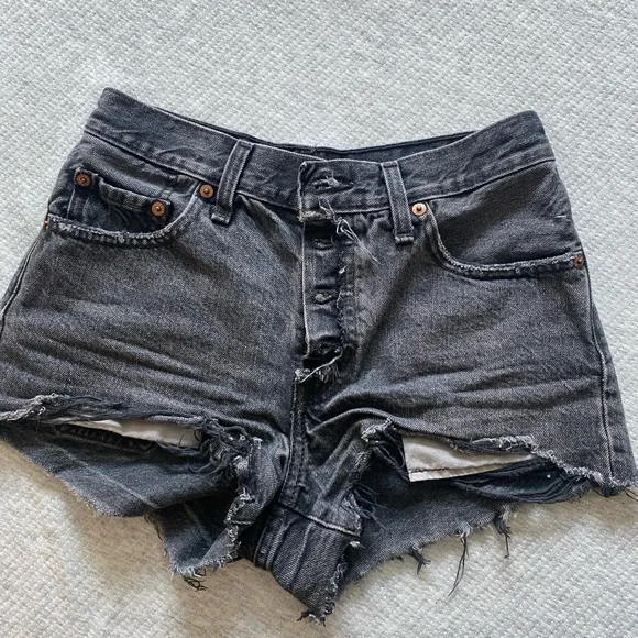 Black Lightwashed Levi’s - Picture 2 of 4